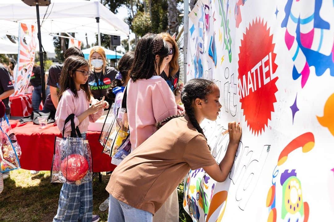 Mattelさんのインスタグラム写真 - (MattelInstagram)「Day 2 of #PlayItForward at Mattel HQ kicked off with a big announcement: The City of El Segundo declared the week of June 19-23 Mattel’s Play It Forward Global Volunteer Week!  But that’s not all: together with partners from @savethechildren, The Los Angeles Library Foundation, @lasbestafterschool, and Mattel volunteers, we welcomed over 300 students from LA’s Best for the ultimate fun-filled day with games, arts and crafts, dancing, and too many toys to count.  Thank you to every volunteer and to our partners for joining us in making a positive impact in children’s lives.   #MattelProud #LifeatMattel」6月23日 10時24分 - mattel