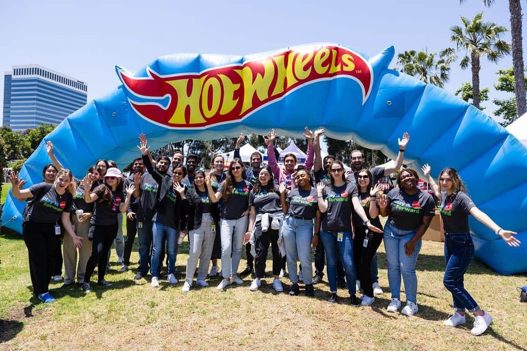 Mattelのインスタグラム：「Day 2 of #PlayItForward at Mattel HQ kicked off with a big announcement: The City of El Segundo declared the week of June 19-23 Mattel’s Play It Forward Global Volunteer Week!  But that’s not all: together with partners from @savethechildren, The Los Angeles Library Foundation, @lasbestafterschool, and Mattel volunteers, we welcomed over 300 students from LA’s Best for the ultimate fun-filled day with games, arts and crafts, dancing, and too many toys to count.  Thank you to every volunteer and to our partners for joining us in making a positive impact in children’s lives.   #MattelProud #LifeatMattel」