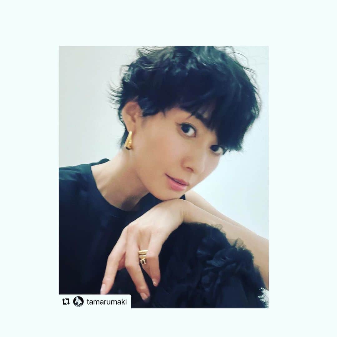 のインスタグラム：「梅雨〜夏のヘアチェンジ 田丸麻紀の場合 @tamarumaki   ショートカット+パーマヘアを 根元からハーフドライして 髪の毛全体に パールセントジェルで簡単仕上げ @yumedreaming_twiggy   #hairstyle  #shorthair #permanenthair #wethair」