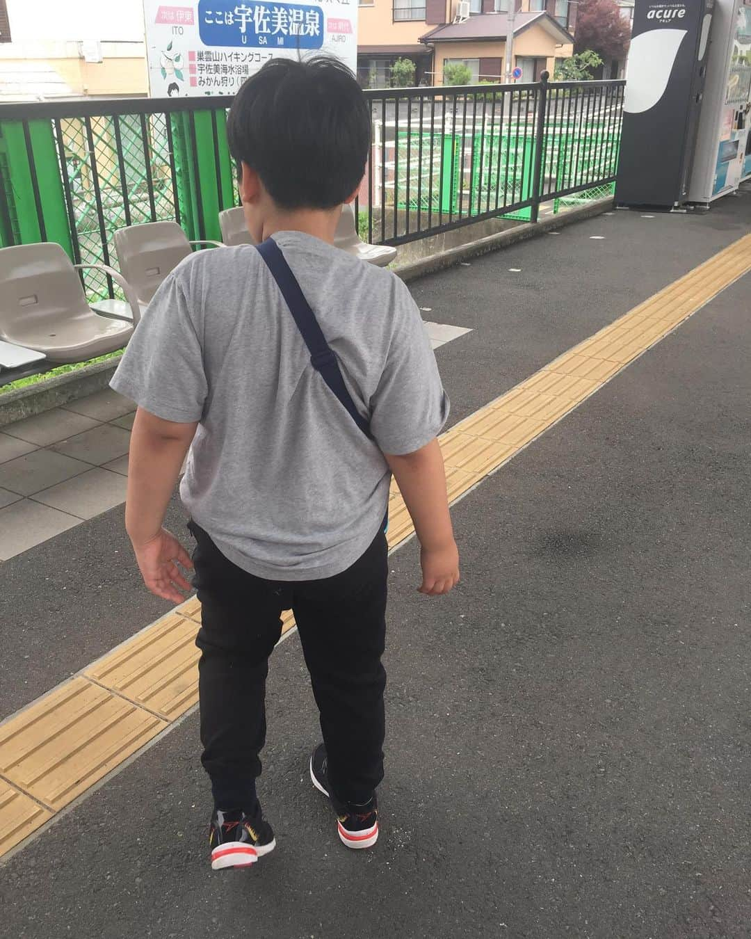 鈴木夏未のインスタグラム：「息子とプチ旅行したときの写真  子連れ旅は時間に余裕持って 歩く速度も子どものペースで のんびり❤︎  無人駅で下車 切符はポストに投函するスタイル！ おとぎ話のようで素敵✴︎  ひよけ家さんの朝ごはん美味しかった❤︎  #無人駅  #プチ旅行  #息子  #9歳 #ひよけ家 #子ども  #朝ごはん  #子どものいる暮らし」