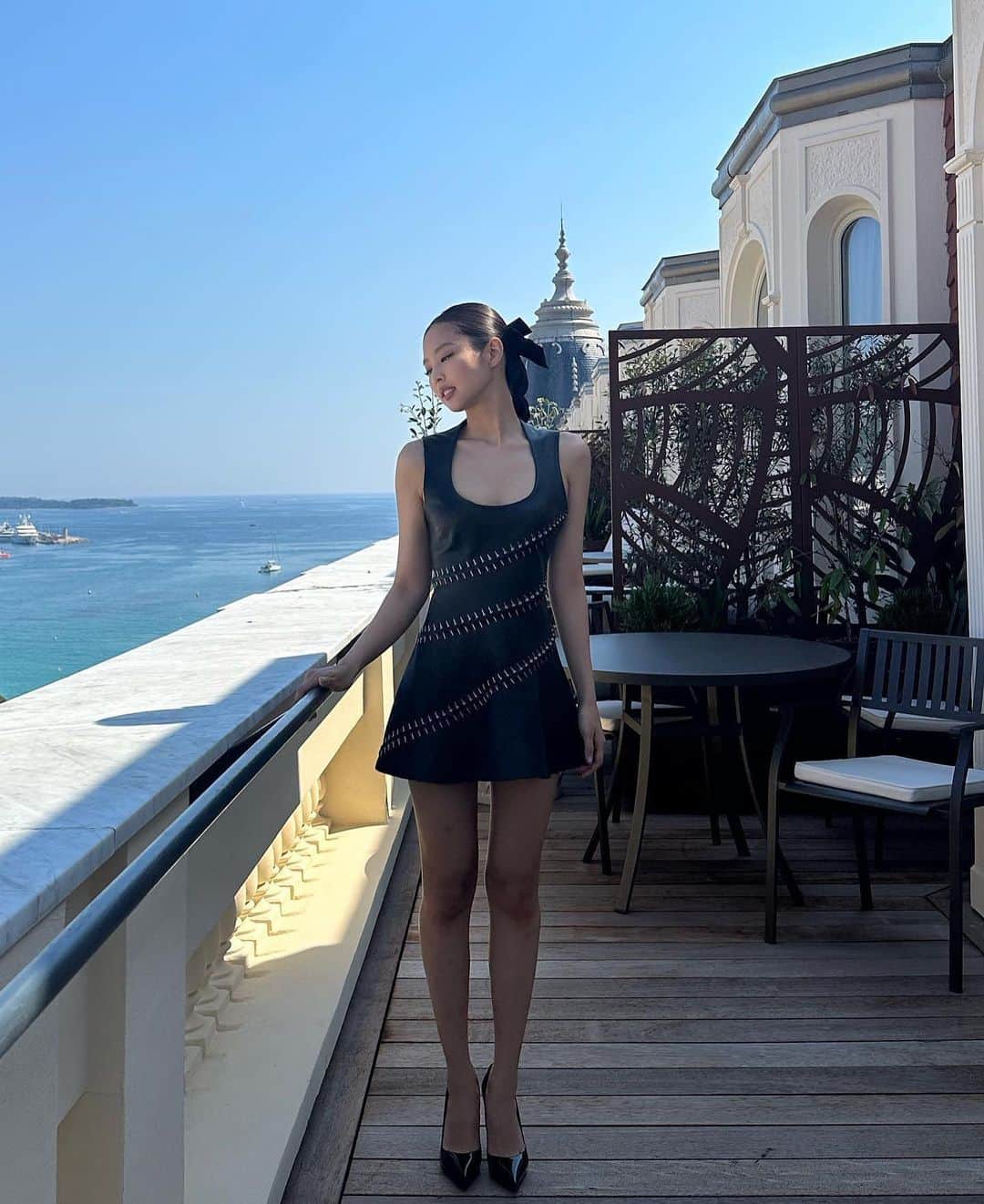 WHO WHAT WEARさんのインスタグラム写真 - (WHO WHAT WEARInstagram)「Looking incredibly chic in an LBD and sleek heels, @jennierubyjane has reminded us that nothing beats the classics. Though summer can be a tempting time to experiment with bold colors, cutouts, and fleeting trends, celebrities are making a strong case for pieces that stand the test of time. At the link in our bio, find the full roundup of celeb looks we're citing as our summer outfit inspo. photos: @jennierubyjane」6月23日 10時33分 - whowhatwear
