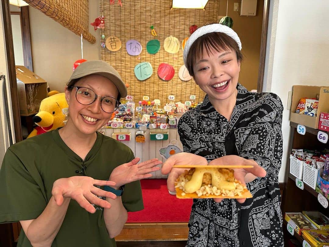 高坂友衣さんのインスタグラム写真 - (高坂友衣Instagram)「. ハレのちあした 今週のハレのちおやつは 弘前のたこ焼き・駄菓子のん( @takoyaki.dagashi_non )！  たこせん！ とっても美味しい！！ 私が食べたのはチーズなんですが このチーズが美味しくて♡ スタジオで食べてた明太マヨも美味しそうだったなぁ。  こんなお店が近所にあったら 大人も子供も嬉しいよなぁ🤭  のんさんとっても素敵な方なので、 たこ焼きと駄菓子を食べながら お喋りするのも楽しいよ✩.*˚  #放送見たら私とんでもなく巨人に映ってたけど違うよ段差があるんだよ #たこ焼きはおやつ #たこせんはおやつ #カツサンドはおやつ ！！」6月23日 10時48分 - yui_kosaka828