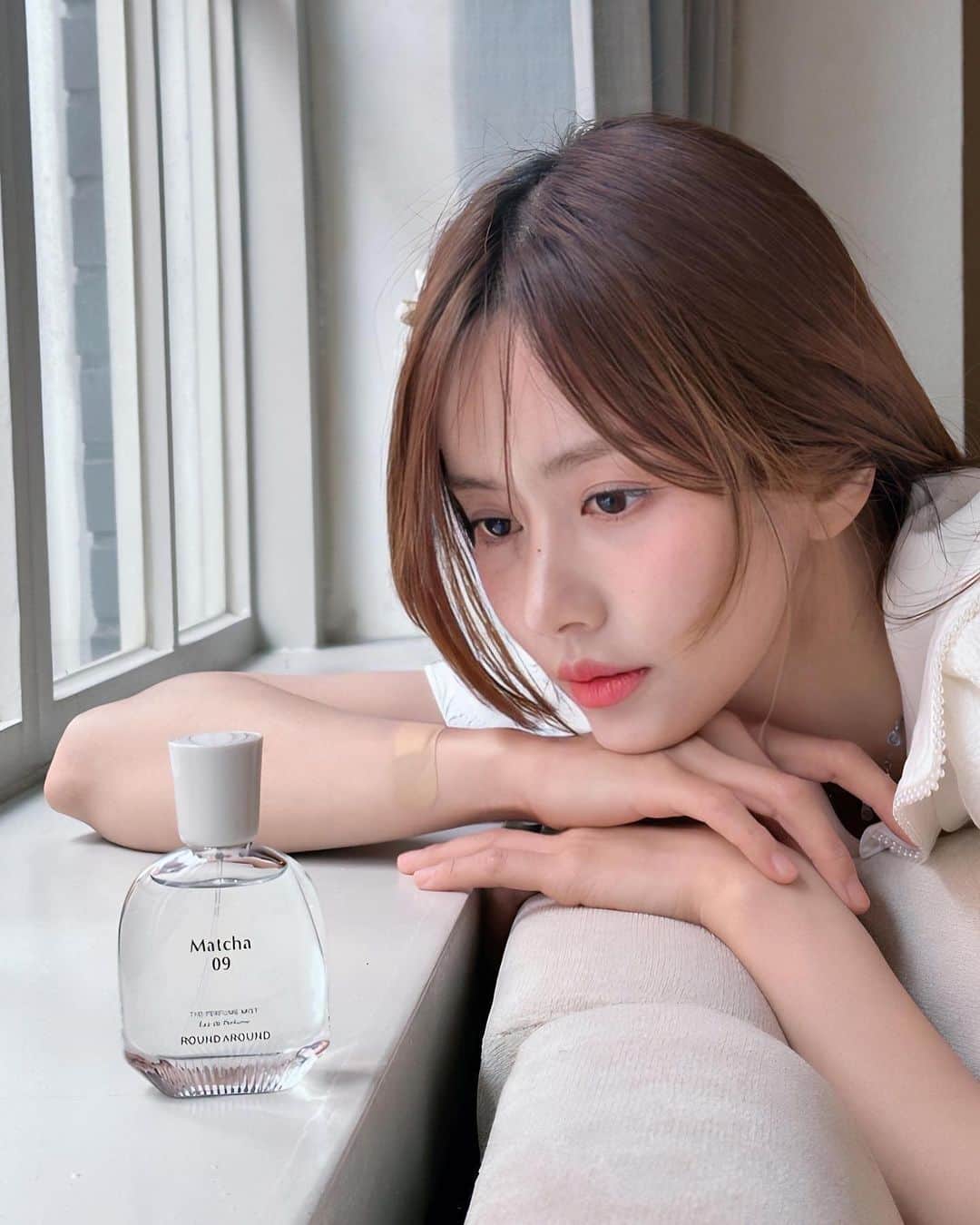 ハン・ボルムさんのインスタグラム写真 - (ハン・ボルムInstagram)「#광고 #라운드어라운드 #선물  라운드어라운드의 새로운 향수와 캔들을 가장 먼저 만나보게 되었어요. 더 퍼퓸 미스트 EDP와 더 퍼퓸 캔들 🍃 저는 말차09라는 향을 사용해 보았는데요. 달콤하면서도 쌉싸름한 향이 산듯하고 청량감을 주는 거 같아 기분이 한층 업되는 거 같아요. 향수와 캔들 디자인은 집안 어느 공간이든 인테리어 오브제로도 어울릴 거 같아요. 오랜만에 마음에 드는 데일리 향수를 만난 것 같아서, 캔들과 함께 주변에 선물해도 좋을 것 같아요」6月23日 10時54分 - han_bling_