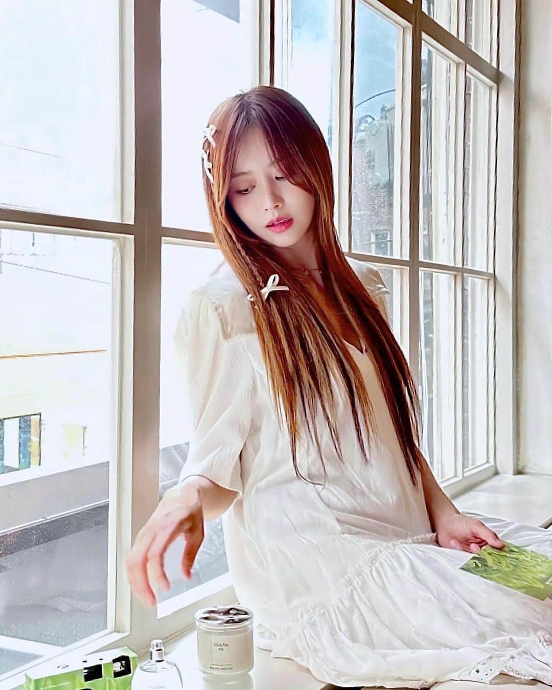 ハン・ボルムさんのインスタグラム写真 - (ハン・ボルムInstagram)「#광고 #라운드어라운드 #선물  라운드어라운드의 새로운 향수와 캔들을 가장 먼저 만나보게 되었어요. 더 퍼퓸 미스트 EDP와 더 퍼퓸 캔들 🍃 저는 말차09라는 향을 사용해 보았는데요. 달콤하면서도 쌉싸름한 향이 산듯하고 청량감을 주는 거 같아 기분이 한층 업되는 거 같아요. 향수와 캔들 디자인은 집안 어느 공간이든 인테리어 오브제로도 어울릴 거 같아요. 오랜만에 마음에 드는 데일리 향수를 만난 것 같아서, 캔들과 함께 주변에 선물해도 좋을 것 같아요」6月23日 10時54分 - han_bling_