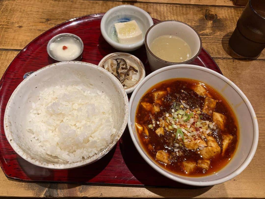 佐伯日菜子のインスタグラム：「憧れの麻婆豆腐行ってきたよ。 自分が今まで食べたことのない麻婆豆腐だったよ。 後半机の上の山椒をかけ過ぎて辛くなってしまったのが反省点。 一緒に行ったお友達が薄い色の服を着ててヒヤヒヤしたよ笑 勇気がある笑 （そう言えばこの間もめちゃ油？タレ？が飛ぶ鉄板ホルモンに行った友達真っ白いTシャツ着てたな。） #麻婆豆腐  #定食 #美味しかった  #楽しかった」