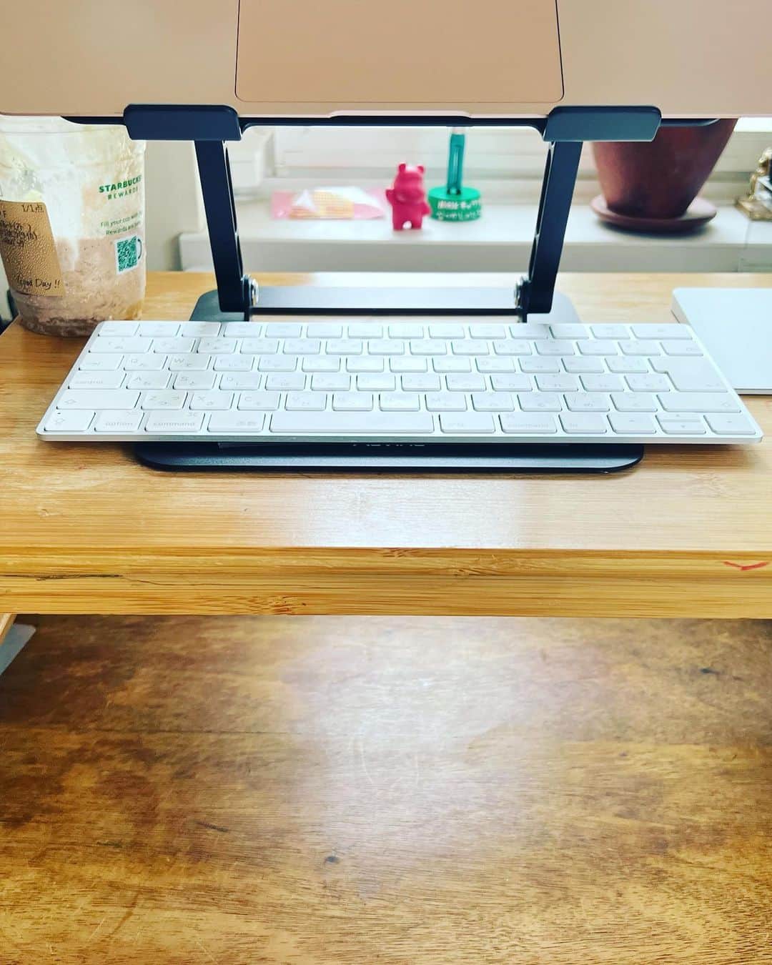 池田鉄洋のインスタグラム：「机の上にムスメが使ってた小机おいて、その上にパソコンスタンド置いて執筆中。  スタンディングデスク、欲しいなあー！」