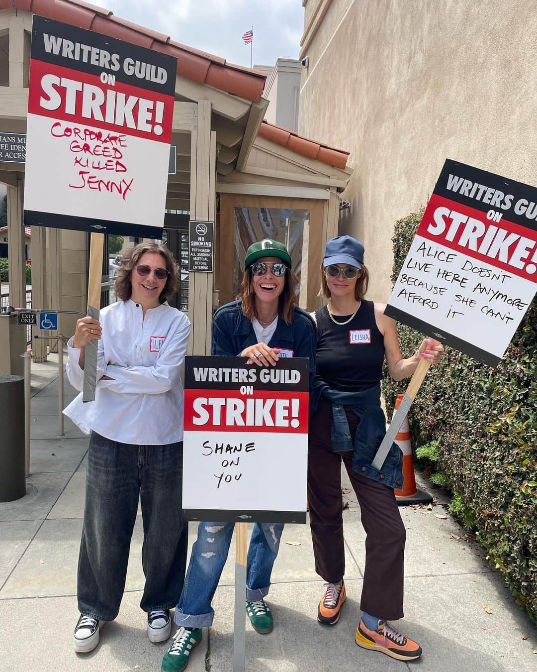 レイシャ・ヘイリーのインスタグラム：「#WGA solidarity」