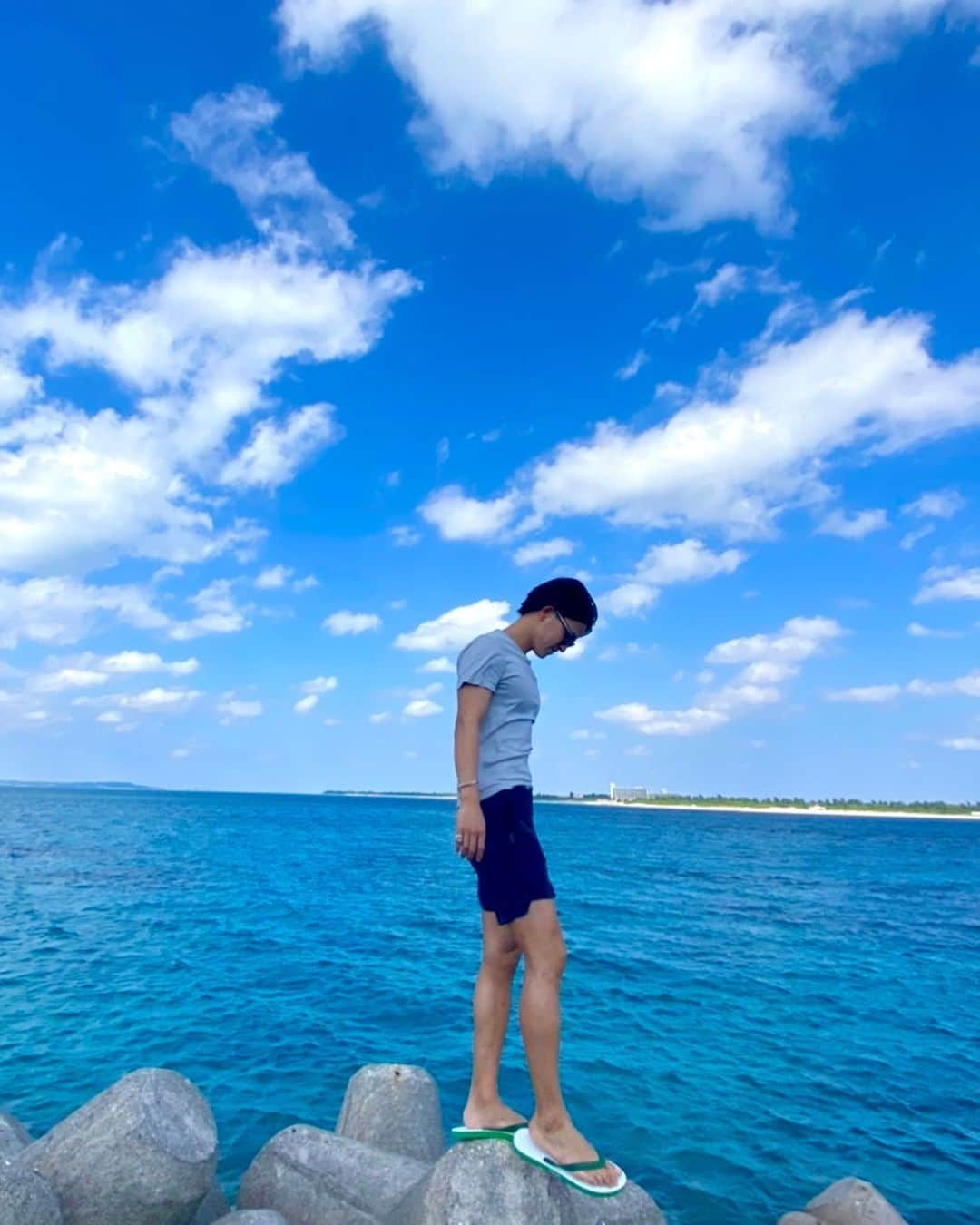 仲田克也さんのインスタグラム写真 - (仲田克也Instagram)「6月23日　慰霊の日  78年前のこの日に太平洋戦争は終戦を迎えました！  日本での地上戦は沖縄だけで、 沖縄の人口の4分の1が亡くなったと言われてます。  僕たち沖縄県民が先祖から命を受け継ぎ、 生きてる意味を再度！ 考える日が毎年この日というわけです！  平和が1番✨ こうやってサクッと考えるのもよし繰り返さない！ 命の大切さについて考えることだと思います👍  6月23日　12:00 南の方角を向いて黙祷してみましょう(^^)  #6月23日 #慰霊の日 #loveandpeace」6月23日 10時58分 - minatoisshiki