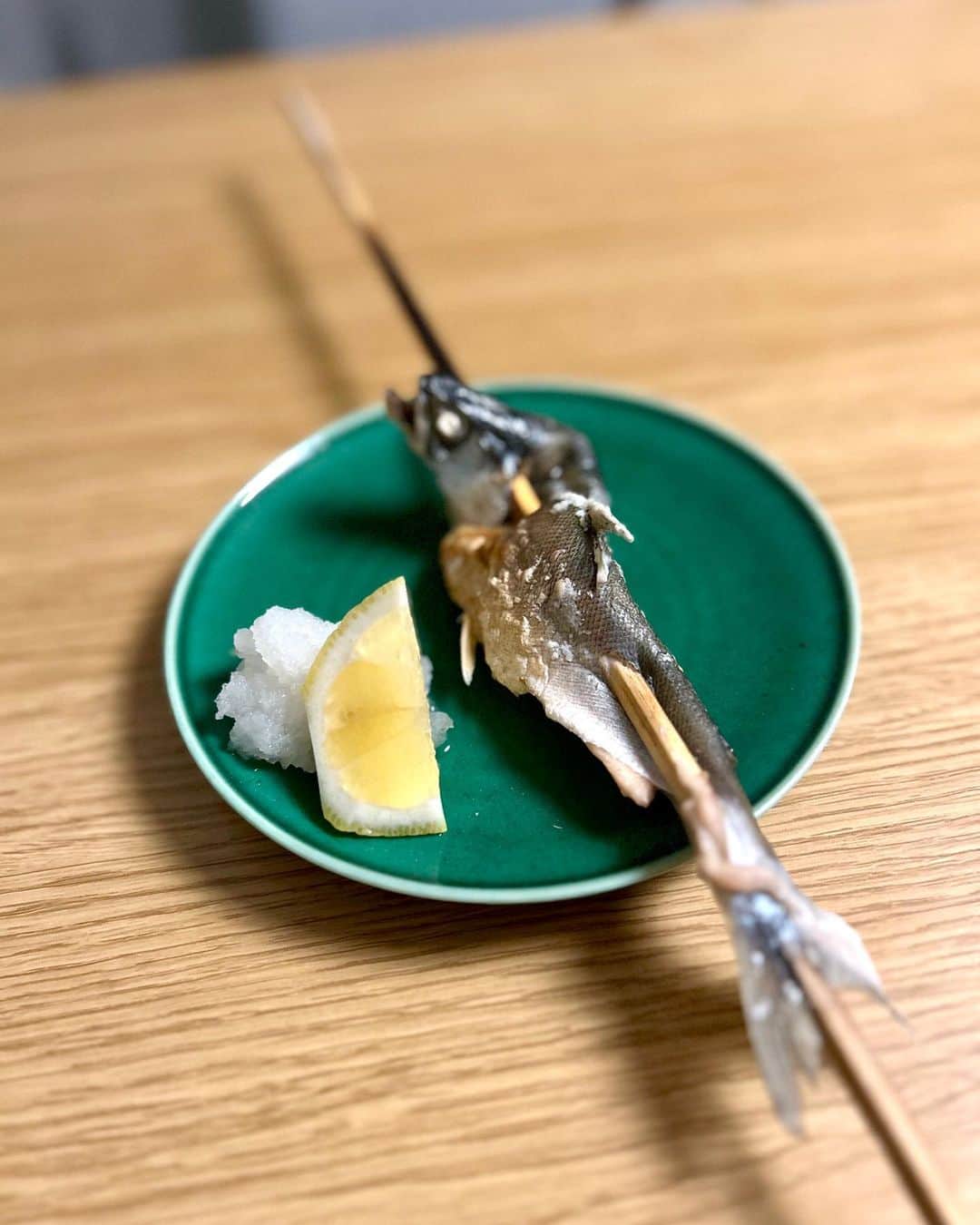 榊原信行さんのインスタグラム写真 - (榊原信行Instagram)「札幌初日の夜は、南三条西にある“あか【閼伽】”というお店で、洞爺湖で獲れたチップのぼり串（ヒメマス）とラムの骨付き背ロースを食べました。 デラうまでした！ 最高！  Last night when I arrived in Sapporo, Hokkaido, I went to a restaurant called “Aka” in Minami 3 Jonishi and ate Himemasu Skewers and Lamb Back Loin with Bone caught at Toyako. It was "Dera-uma“!  Awesome!!  #閼伽 #札幌炉端焼き #札幌グルメ #北海道グルメ #sapporo #hokkaidou #バラさんの日常🌹 #バラさんオススメグルメ🌹」6月23日 10時59分 - nobu_sakakibara