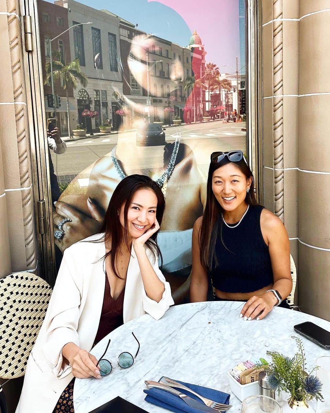 西内ひろのインスタグラム：「LAでランチミーティング中に 何故か気配を感じて振り向いたら 昨日連絡もらったばかりの友人がいて、驚き‼️  二人ともLAに住んでるわけでもないのにw  こんな偶然ある？？😆 運命🙏笑！  During a lunch meeting in LA When I turn around for some reason There was a friend there who just got in touch with me yesterday. surprised!!  We don't even live in L.A.  Is there such a coincidence? ? 😆 Fate 🙏 lol!  #la #ロサンゼルスライフ」