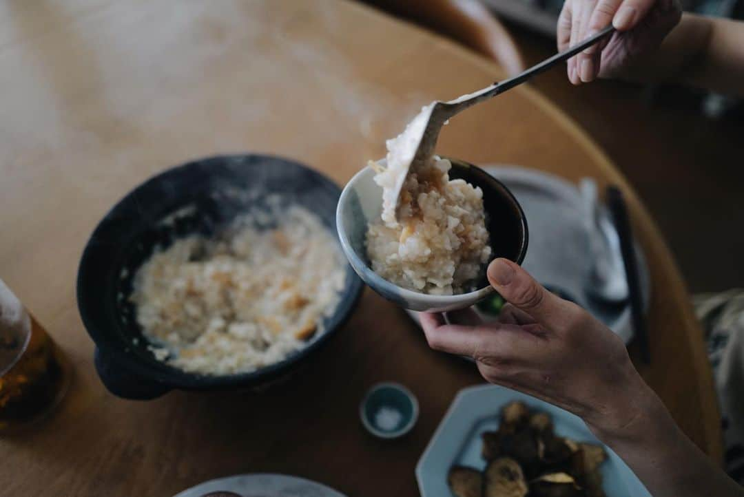 高山都さんのインスタグラム写真 - (高山都Instagram)「干し貝柱とくずし豆腐の玄米粥。 塩揉みのキュウリやカブの葉、甘酢トマト、紅くるり大根の浅漬け。 @delifas_ で余ったアワビ茸は、少量の胡麻油と醤油で炒めてお粥にどん。  昨夜から戻しておいた、干し貝柱の戻し汁と無添加のいりこだし、水で解凍した玄米を煮て、塩で調味、仕上げに少量のごま油を。 めちゃくちゃ美味しいんです。 夫も気に入って、レシピ聞いてた。 お茶碗2杯もないくらいのご飯の量なのに、水で増量するからお粥とかおじや好きなんだよなぁー。  それと、お盆にちっちゃい豆鉢並べるのも大好物！   はじめてのファスティング明け、今日の夜から動物性タンパク質解禁させようと思うので、お昼はこんな感じで軽く。  #みやれゴハン  久々の炭水化物！お米！嬉しかった🥹🥹🥹🥹」6月23日 11時04分 - miyare38