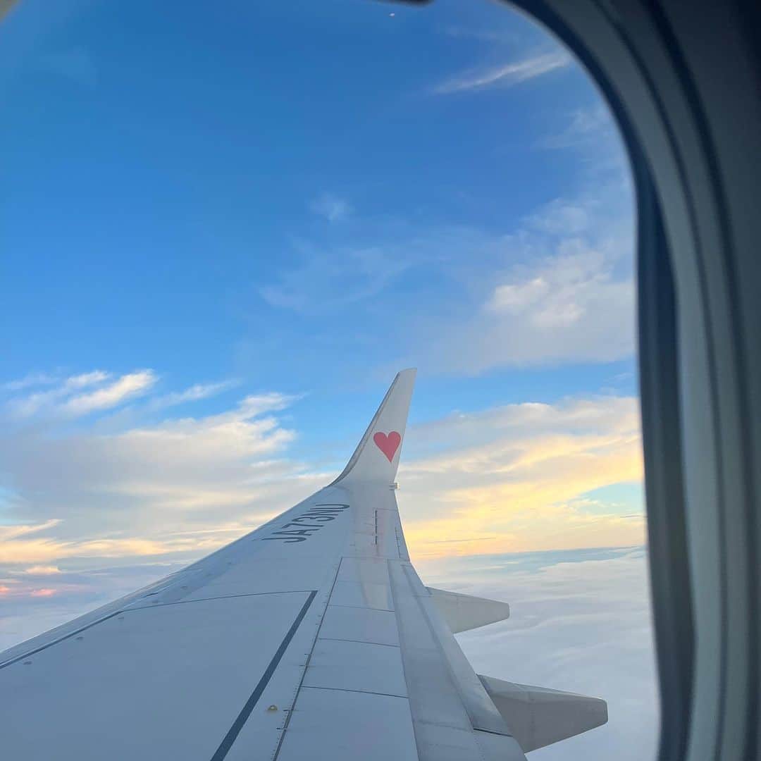 のインスタグラム：「✈️ ハートの可愛さと空の綺麗さに思わずパシャリ◡̈  帰省する度に応援してますって声掛けて頂くことが増えて、身が引き締まる思いです！嬉しいなぁ☺️ これからも頑張ろうっと思いながら帰宅しました☺︎︎  #skyview」