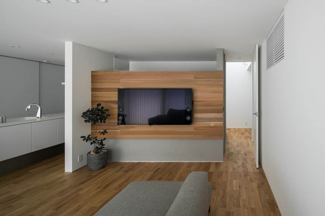 ルポハウス一級建築士事務所さんのインスタグラム写真 - (ルポハウス一級建築士事務所Instagram)「・ ・ ・ 《シンプルに暮らす家/甲賀市》  Living＿ フローリングには十分な強度と耐久性を持った、くっきり木目と淡い褐色のナラ材を使用。 白と木のぬくもりを、明るい光がやさしく包み込みます。 ・ ・ ・ 設計担当/石田悠衣 @yui_ishida_ ・ ・ ・ 𓐌𓐌𓐌𓐌𓐌𓐌𓐌𓐌𓐌𓐌𓐌𓐌𓐌𓐌𓐌𓐌𓐌𓐌 ルポハウスの施工事例はこちらまで☞ @reposhouse 𓐌𓐌𓐌𓐌𓐌𓐌𓐌𓐌𓐌𓐌𓐌𓐌𓐌𓐌𓐌𓐌𓐌𓐌 #ルポハウス は#ちょっとかっこいい家 を"友人のために" という思いでつくっています。 一生に一度の#マイホーム。 「あなたにしかできない」×「ルポハウスだからできる」で、 私たちだけの#家づくり を思いっきり楽しんでみませんか？！ ・ ・ ・ #住宅 #注文住宅 #新築一戸建て #家づくり計画 #マイホームアイデア #家 #注文住宅 #滋賀の設計事務所 #デザイナーズ住宅 #一級建築士事務所 #リビング #リビングインテリア #レッドシダー #チャネルオリジナル #ポーターズペイント #施主施工 #無垢フローリング #ナラ床材 #エアコンボックス」6月23日 11時10分 - reposhouse