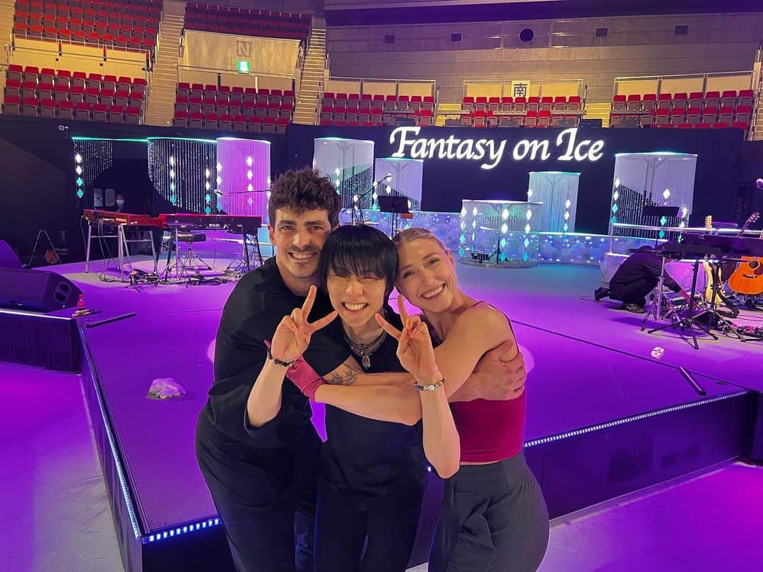 パイパー・ギレスさんのインスタグラム写真 - (パイパー・ギレスInstagram)「All smiles here!! Ready to kick off the shows in Kobe tonight :)  - - - - #friends #figureskating #iceskating #skating #yuzuruhanyu #fantasyonice #lovethesepeople #friends #hugs #showtime #skatingshows #japan #canada #skatingisfun」6月23日 11時10分 - pipergilles