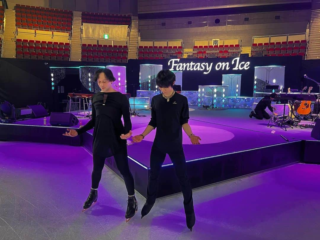 パイパー・ギレスさんのインスタグラム写真 - (パイパー・ギレスInstagram)「All smiles here!! Ready to kick off the shows in Kobe tonight :)  - - - - #friends #figureskating #iceskating #skating #yuzuruhanyu #fantasyonice #lovethesepeople #friends #hugs #showtime #skatingshows #japan #canada #skatingisfun」6月23日 11時10分 - pipergilles