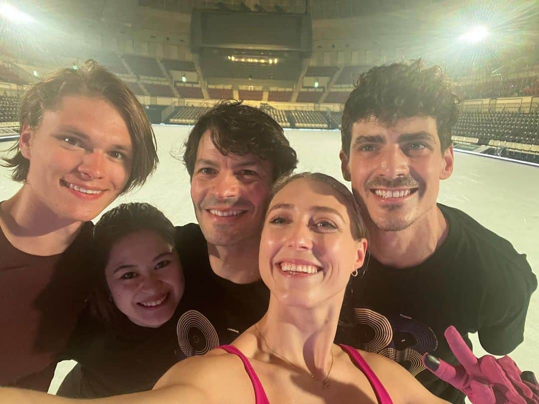 パイパー・ギレスさんのインスタグラム写真 - (パイパー・ギレスInstagram)「All smiles here!! Ready to kick off the shows in Kobe tonight :)  - - - - #friends #figureskating #iceskating #skating #yuzuruhanyu #fantasyonice #lovethesepeople #friends #hugs #showtime #skatingshows #japan #canada #skatingisfun」6月23日 11時10分 - pipergilles