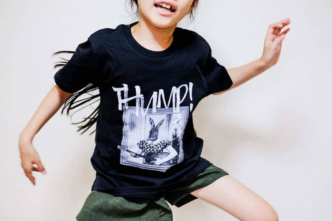 LOVEのインスタグラム：「LOVE-SINGS MERCH 2023 SUMMER⚾️👶⚽️  THUMP RABBIT オーガニックコットンキッズTシャツ ¥4,000  ◾️COLOR: Black /  French Navy / Ocean Depth  ◾️SIZE: 3-4, 5-6, 7-8, 9-11, 12-14  ※初めてキッズT作りました！可愛いィィィェェァ  🛒プロフィールリンクからもいっちょThump!  photography by @koheisuzukiphoto」