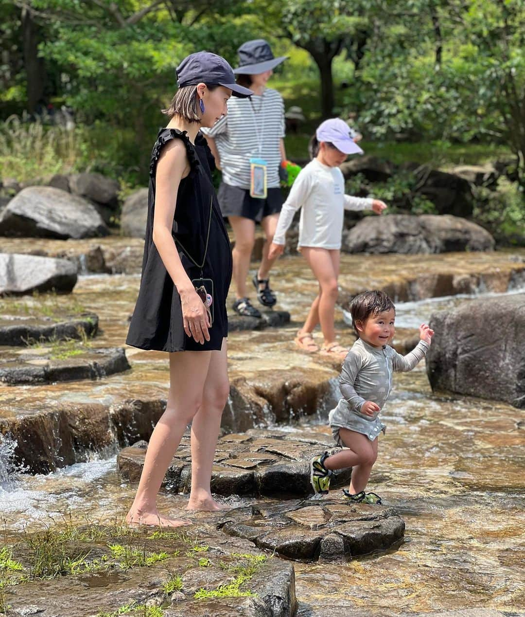 美優さんのインスタグラム写真 - (美優Instagram)「この時に着ていたオールインワンの質問が多かったので投稿しますね😊  楽天で購入しました！ 楽天モバイルROOMにも載せていますが、Dark Angelというショップで買いました😉  これ、洋服としても着れますが… 実はラッシュガードなんですよ〜😙 水遊び後の息子を抱っこしても撥水効果で私は濡れないので、着替えなくて良し🤭  お腹周りもゆったりで妊婦でも楽に着れて最高です😎💓  後で写真を見返していたら… 息子の調子乗っちゃってポーズ…🫣笑  #マタニティライフ　#男の子ママ　#水遊び　#1歳8ヶ月」6月23日 11時16分 - miyu11_20