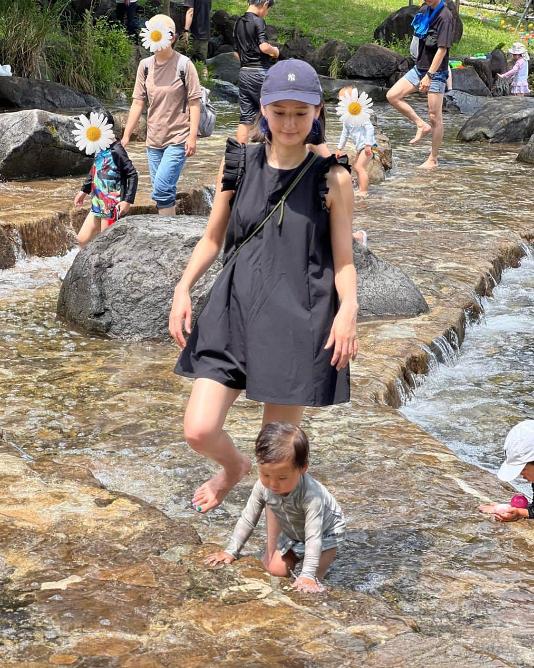 美優のインスタグラム：「この時に着ていたオールインワンの質問が多かったので投稿しますね😊  楽天で購入しました！ 楽天モバイルROOMにも載せていますが、Dark Angelというショップで買いました😉  これ、洋服としても着れますが… 実はラッシュガードなんですよ〜😙 水遊び後の息子を抱っこしても撥水効果で私は濡れないので、着替えなくて良し🤭  お腹周りもゆったりで妊婦でも楽に着れて最高です😎💓  後で写真を見返していたら… 息子の調子乗っちゃってポーズ…🫣笑  #マタニティライフ　#男の子ママ　#水遊び　#1歳8ヶ月」
