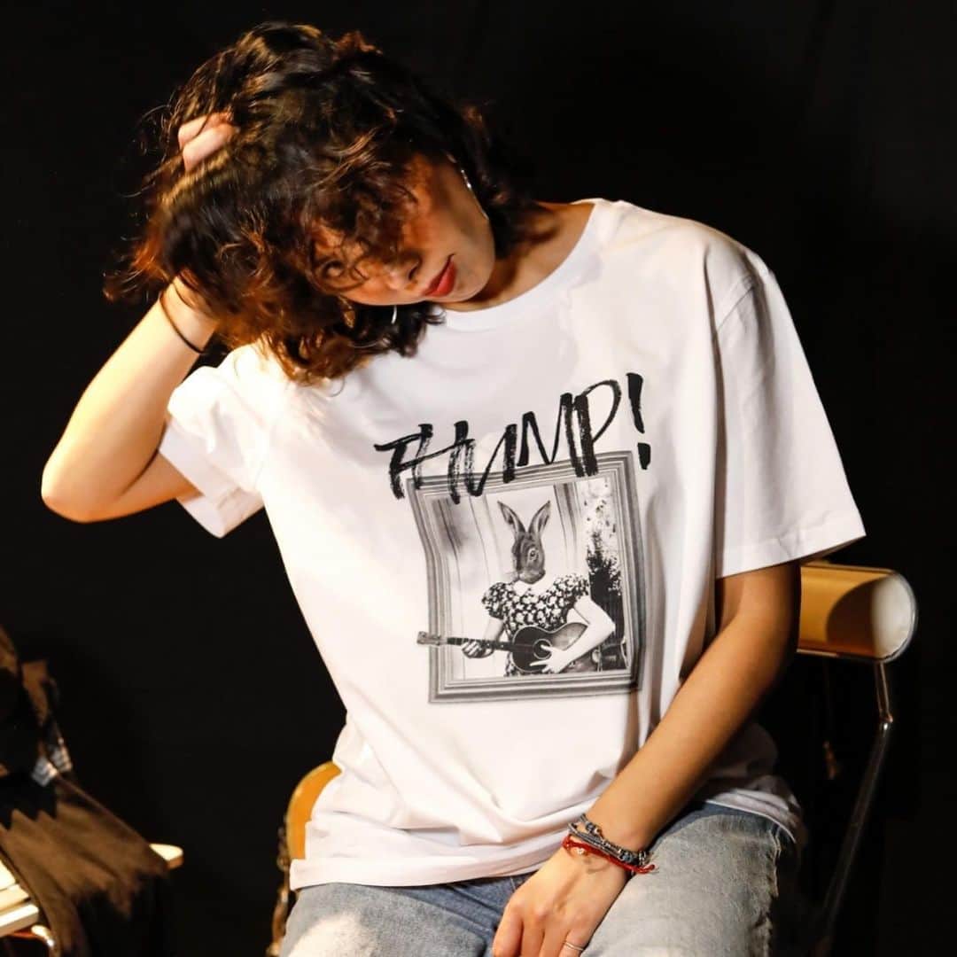 LOVEのインスタグラム：「LOVE-SINGS MERCH 2023 SUMMER🌻  THUMP RABBIT オーガニックコットンTシャツ ¥4,200  ◾️COLOR: Black / White / Heather /Gray / French Navy / Stargazer ◾️SIZE: S〜2XL  ※まもなくリニューアルのメルマガデザインの一部を抜粋したデザインをプリント。オーガニックコットン、ゆとりのあるサイズ感！着心地めっちゃいいです🐰  🛒プロフィールリンクからThump!」