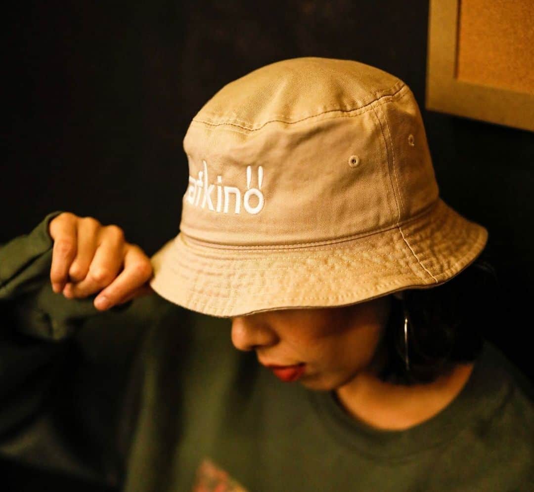 LOVEのインスタグラム：「LOVE-SINGS MERCH 2023 SUMMER🏕️☀️🏝️  Kafkino Logo オーガニックバケットハット¥4,000  ◾️COLOR: Black / Dill / Stone ◾️SIZE: Free  ※とうとうKafkinoハットが世に出る...！通称、社員ハット  🛒プロフィールリンクからレッツKafkino!」
