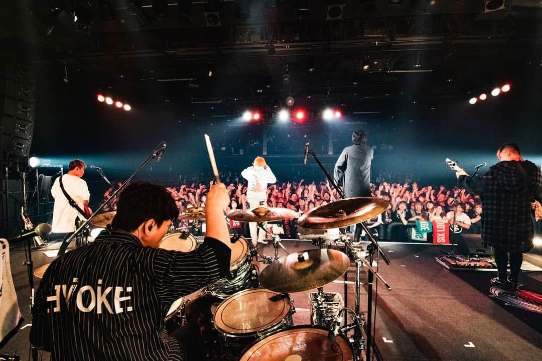 HIROSHIのインスタグラム：「名古屋ダイアモンドホール SIX LOUNGE TOUR 2023 「SUPER EXPLOSION」 LIVEも打ち上げも最高に楽しかった♪ やぱあの3人はバケモンやな。。。 大好きや😍 一緒に遊んでくれたみんなありがとう！  photo @ninjajon」