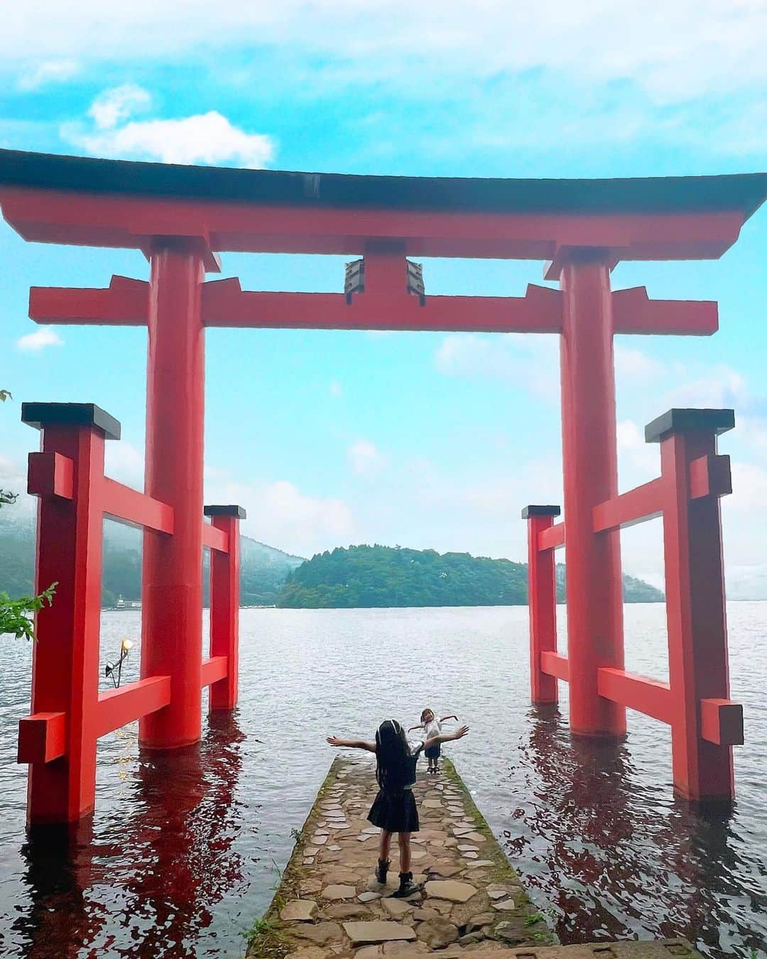 ゆん（並木優奈）さんのインスタグラム写真 - (ゆん（並木優奈）Instagram)「箱根神社⛩️ 家族で行ってきた♡  4枚目の子供たちが同じポーズしてるの好き❣️  #箱根神社」6月23日 11時25分 - yunaaaaa.x