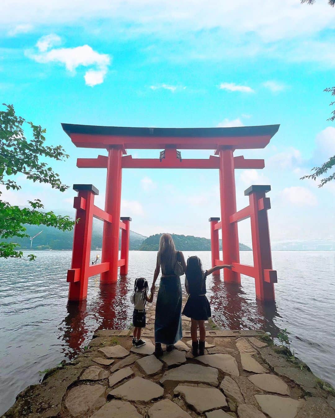 ゆん（並木優奈）さんのインスタグラム写真 - (ゆん（並木優奈）Instagram)「箱根神社⛩️ 家族で行ってきた♡  4枚目の子供たちが同じポーズしてるの好き❣️  #箱根神社」6月23日 11時25分 - yunaaaaa.x