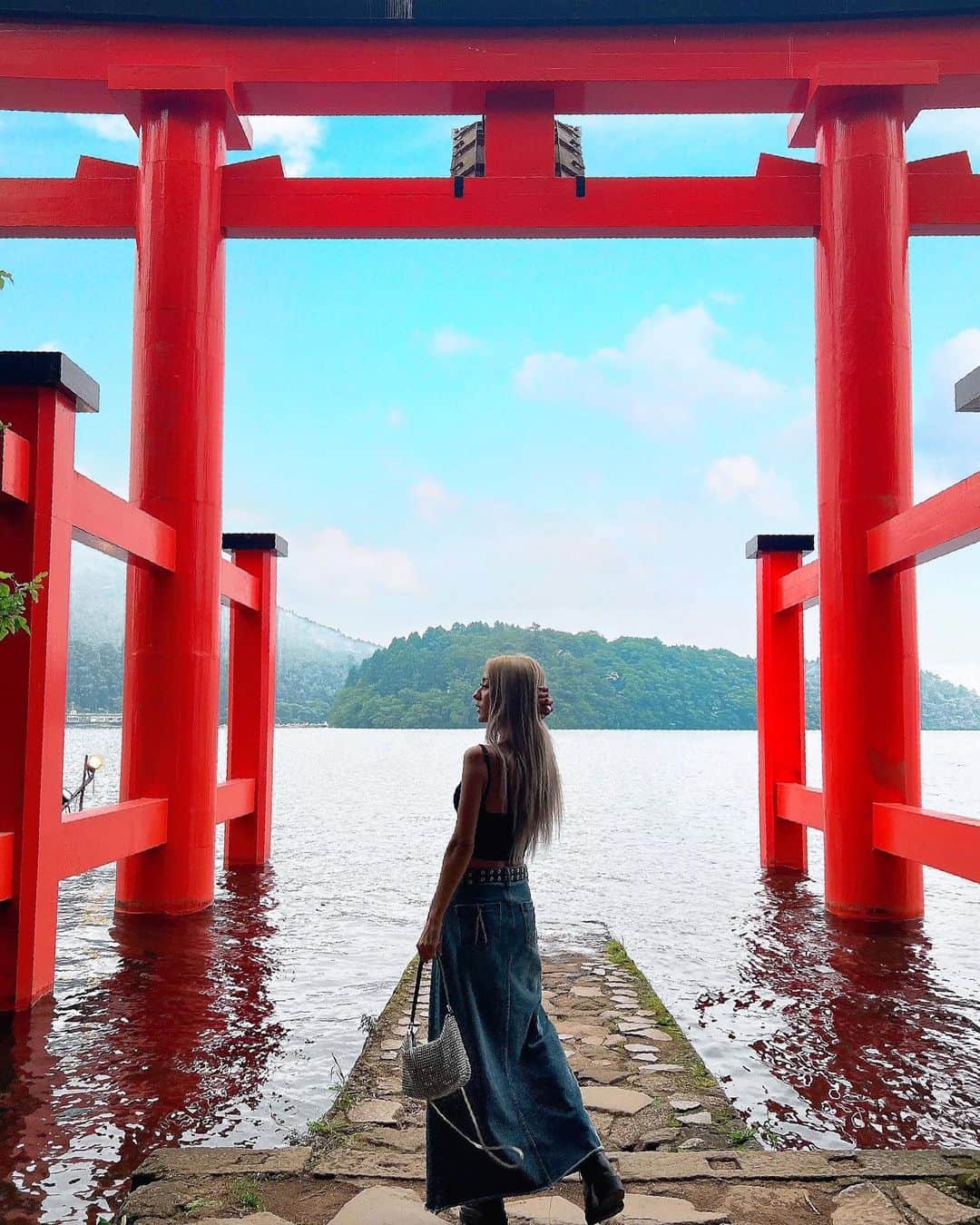 ゆん（並木優奈）のインスタグラム：「箱根神社⛩️ 家族で行ってきた♡  4枚目の子供たちが同じポーズしてるの好き❣️  #箱根神社」