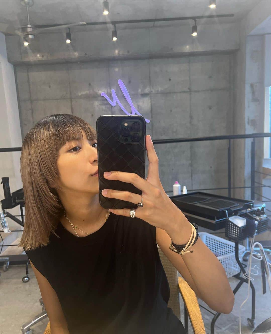 古賀あかねのインスタグラム：「出産前のメンテナンスでカラーカット💇🏽‍♀️ @takahiro_numa  いつもいい感じに してくれてありがとう🧤 産後のケアもお願いします🫶🏽🥺」