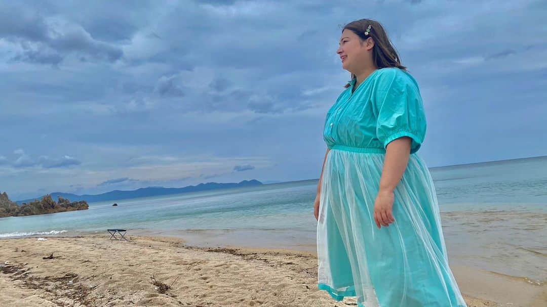 大橋ミチ子のインスタグラム：「武道館でワンマンライブがしたい✨  こんにちは🌞 私、最近、どんなに大きい夢でも 言葉にするようにしてるんです。  実は、昔は、大きい夢を言葉にすることができなくて、、、  言って叶わなかったらどうしようとか 叶わなかったらダサいし プライドが邪魔しちゃって🥲  でもね、叶う叶わないはわからないんだけど びっくえんじぇるってすごいいろんな可能性があると思っていて 叶えるように努力すればいいと思ってるし 諦めなければ叶うと信じてるの。  だから、どんなに時間がかかっても いつか叶えたいと思ってます！  やっぱりね 私たち、びっくえんじぇるは 太っていることで、バカにされることが多くて。  例えば、昨日もYouTubeのコメントで えりぴよが太り過ぎと叩かれてて 太っていることがダメっていう自分の価値観を押し付けて 自分の普段のストレスをそうやってネットで書き込んで発散させてさ。 . 普通に、いじめだからね。 太ってる人を馬鹿にして、自分より下だと思ってるから、そういうコメントができるんだろうなって思うんだけど、  そもそも、上とか下とかないし . あと、これを言うと心配してるからコメントしてるとか言う人出てくるんだけど、えりぴよは、この１年の中で今が一番痩せてるし、全然、何も私たちのことみてないよね。 なんかこじつけて言いたいだけなんよ。 . 太っているからってそういう体型のことを言っていいと思ってる勘違い人間。 恥ずかしいよ。本当に。 . . . でもさ、そういうバカにしてくる人がいるから ちゃんとおデブアイドルとして成功させたいと思ってるし 頑張っていかなきゃいけないなって思うんだよね。  だから、どんなに時間がかかっても いつか武道館でワンマンライブして おデブアイドルとして成功させたい。  これが私の今の夢。  びっくえんじぇるちょー頑張るからさ みんなと一緒に叶えたいな。  そう思う今日です。  #びっくえんじぇる　#夢　#Dream」