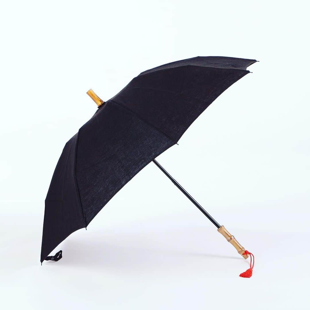 ザ･コンランショップさんのインスタグラム写真 - (ザ･コンランショップInstagram)「. Online Shop Only ツタエノヒガサ  オンラインショップ限定で @tutaeenohigasa のお取り扱いがスタートしました。染めものや織りもの、傘を仕立てる技など、日本の魅力ある伝統技術を活かして作られた日傘には、こだわりとクラフトマンシップが詰まっています。 柄のデザインから生地の染色、傘が出来上がるまでの全ての工程を職人の手で仕立てられた美しい日傘とともに、ぜひこの夏をお楽しみください。」6月23日 11時37分 - theconranshop.japan