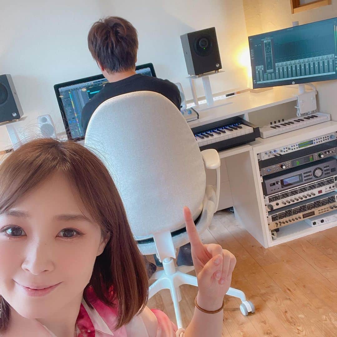 愛内里菜のインスタグラム：「けんちゃんこと 石井健太郎さんスタジオで  新曲レコーディング　なう　やよ😊✨」