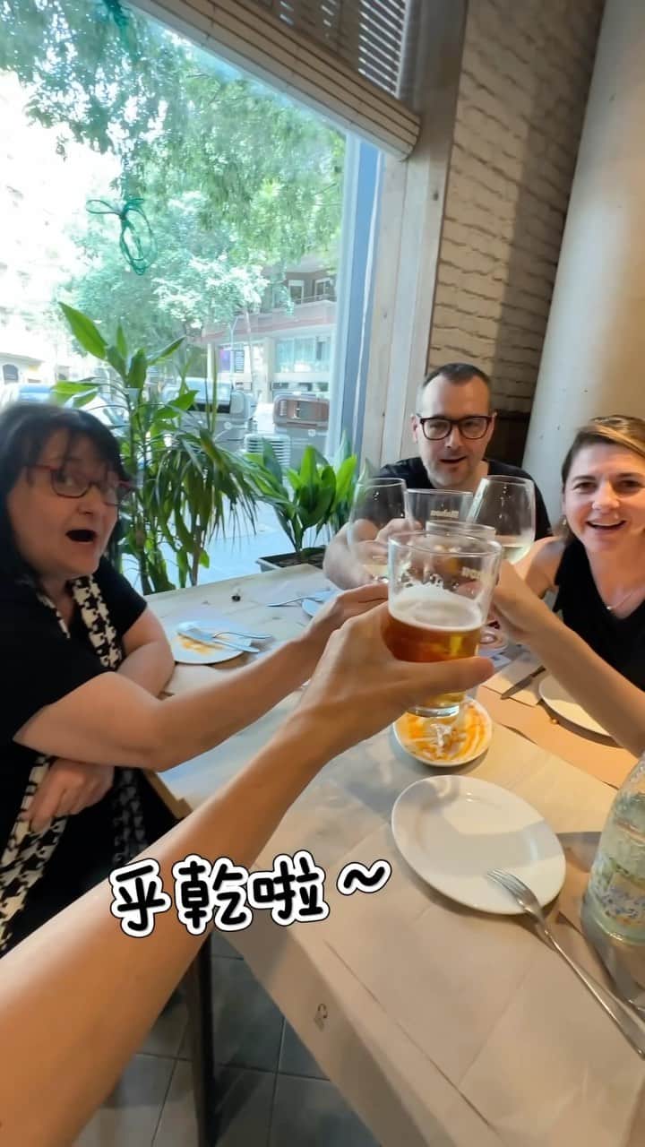 吳斐莉のインスタグラム：「這次去西班牙最值得的就是老公的千里尋友😆 他們真的太可愛又逗趣啦～歡樂不斷  別以為Tapas吃起來都一樣 好的餐廳吃起來果然有差🤣 那個馬鈴薯外皮炸的剛好酥脆 淋上大蒜美乃滋+辣醬，蹦出好滋味 一上桌就被吃光 再一份，謝謝💕  還有Canelón樸實又好吃 早期是用剩下的碎肉鋪上起士烤 就流傳下來這道菜啦～ 那個起士味 吼～太香了啦！ 尤其邊邊微焦的地方 一定要刮乾淨通通吃掉！  大家快把這家餐廳收藏起來💕 我們後來要離開的前一天 兩個人又跑去吃了一次😆」