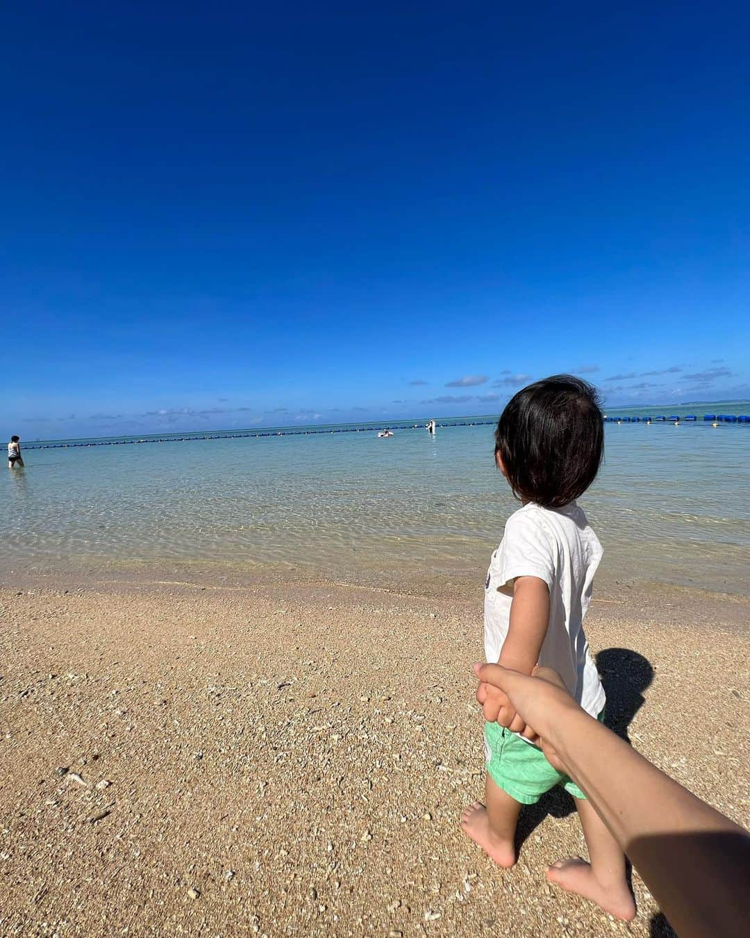 長嶺菜菜子のインスタグラム：「今日6/23は慰霊の日 ⁡ 学校はお休みで 戦争で亡くなった人たちを追悼する日 ⁡ ⁡ 生前、祖母に戦争の話を聞いたことがあったけど、 涙を流してあまり多くは語らなかった ⁡ 祖母が見てきた戦争は どんな世界だったんだろう ⁡ 昨年、祖母が亡くなって 戦争について聞ける機会はもうないけど、 ⁡ 戦争を経験して そんな中でも4人の子供を1人で育てたあげた 祖母を心から尊敬するし ⁡ 命を繋いでくれたことに 本当にありがとうと伝えたい✨ ⁡ ⁡ 慰霊の日は 平和を願う日、 亡くなった人を追悼する日とともに ⁡ 今生きていること、 命を絶やさずに繋いでくれたこと、 ⁡ に改めて感謝する日でもあるなと思ってる✨ ⁡ ⁡ ご先祖さまが【生きる】ことを 選択してくれたおかげで 私は今こうして命をもらって生きていられる ⁡ 私の命はたくさんの人たちから 与えられたもの✨ ⁡ 子供にもそのことを 伝えていきたい😌 ⁡ ⁡ そして平和であり続けるために 私に出来ることは ⁡ 穏やかに心に余裕を持って過ごすこと、 価値観や考えた方の違う人でも否定せず認めること、 ⁡ かなって思う✨ ⁡ みんながみんな、自分の周りや関わる人に それが出来たらきっと 対立やケンカも減ってくる😌 ⁡ ＿＿＿＿＿＿＿＿＿＿＿＿ #子供に伝えたいこと  #慰霊の日 #命に感謝  #ご先祖様に感謝 #沖縄ママ」