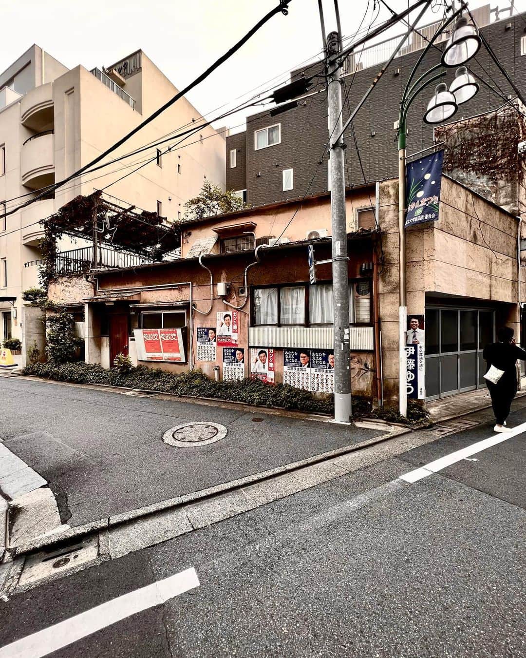 渡辺達生のインスタグラム：「2023.06.23…金曜日、曇り…東横線都立大学駅あたり あ〜ぁ早く梅雨が明けないかな〜 #tatsuowatanabe #東横線」