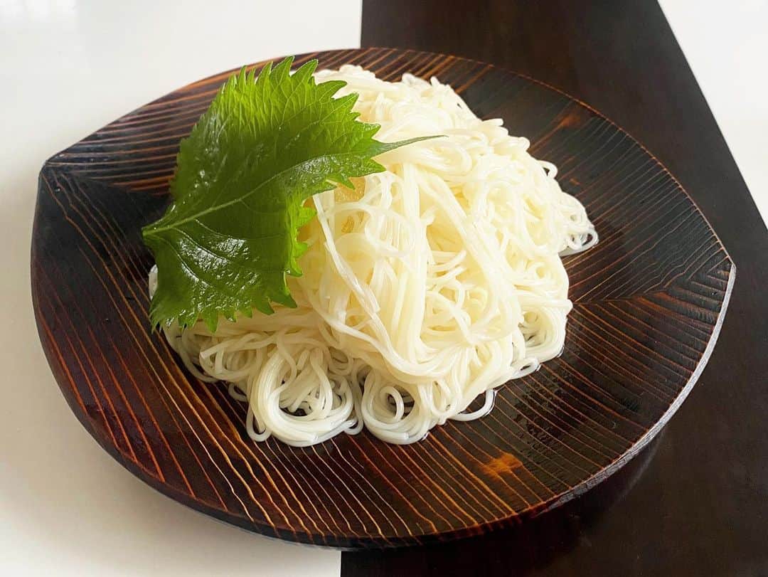 のインスタグラム：「. 杉の木クラフト 【うるしの木の葉皿】 ¥5,280(税込) @suginoki_craft  . 糸島の作家さんって素敵だなぁと 改めて思うきっかけになったお皿です。 . 夏なので、素麺を盛ってみました🍃 . #ここのき #杉の木クラフト #うるしの木の葉皿 #糸島雑貨のお店 #糸島雑貨屋  #糸島ドライブ  #糸島作家」