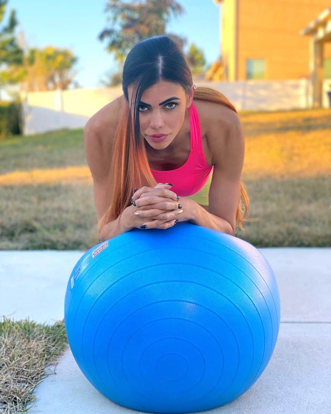 サミラ・ニコレットのインスタグラム：「Sweating out the stress and embracing the endorphin rush 💪🏼」