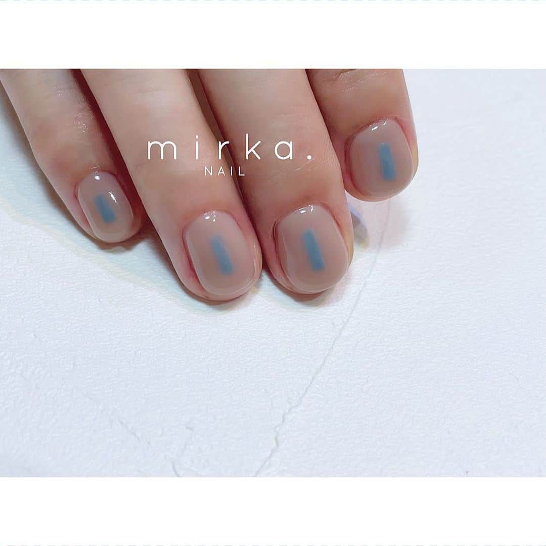 mirka. NAIL(ミルカネイル)のインスタグラム：「⁡ ⁡ シカク▭ ⁡ ⁡ 色合わせを変えて楽しめるデザインです◎ ⁡ ⁡ ………………………………………………………… ⁡ ご予約、お問い合わせは LINE ID⇒ @mirka.nail (@含む)まで。 ⁡ ご新規様はハイライトの「ご案内」と「ご予約方法」を必ずお読みいただいてからご予約くださいますようお願いいたします。 空き状況や詳細はLINEの投稿からご確認ください。 ⁡ ⁡ ⁡ ⁡ #mirkanail#nails#nail#nailart#naildesign #ショートネイル#ネイルアート#ネイルデザイン#ネイル#大人ネイル#シンプルネイル#オフィスネイル#ニュアンスネイル#ナチュラルネイル#カジュアルネイル#ショートネイルデザイン#美甲#夏ネイル#夏ネイル2023 #プライベートサロン#プライベートネイルサロン#東京ネイルサロン#東京ネイル#江東区ネイルサロン#森下#清澄白河 ⁡」