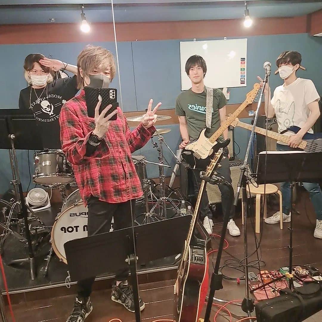 のインスタグラム：「7.8サマーLIVEのリハーサルでした🎸 今回はサポートに新しい仲間シュウタ君が登場。」