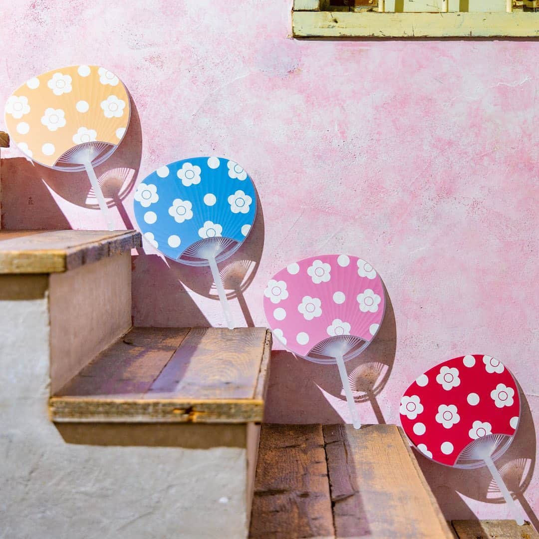 MARY QUANT officialのインスタグラム：「- FAN & FUN !  －MARY'S SUMMER－ オリジナルうちわとアイシャドウをゲットして 夏を楽しもう!! - 全国ショップおよびオンラインショップで無料配布する #MARYQUANTオリジナルうちわ に記載の QRコードからLINEくじにご参加いただいた方から 抽選で #アイオープナー 1点を3,000名様に プレゼント！ うちわのカラーは全部で4色 オンラインショップでは期間中ご注文いただくと うちわのカラーを週替わりで商品と一緒にお届けします 詳しくはプロフィールのURLより オンラインショップをCHECK - 期間：6/23(Fri)～7/31(Mon) - ※LINEくじの抽選にはMARY QUANT 公式LINE アカウント（@ maryquant）のお友だち追加が必要です ※オリジナルうちわはなくなり次第終了 ※LINEくじへのご参加はおひとり様1回限りです ※抽選及び、当選者へのアイオープナープレゼントは 7/31（Mon）までです ※アイオープナープレゼントの際、MARY QUANTの メンバーズ登録が必要です ※アイシャドウ「アイオープナー」はお好みのカラーを お選びいただけます - #MARYQUANT #マリークヮント #LINEくじ #うちわ #アイシャドウ #抽選プレゼント」