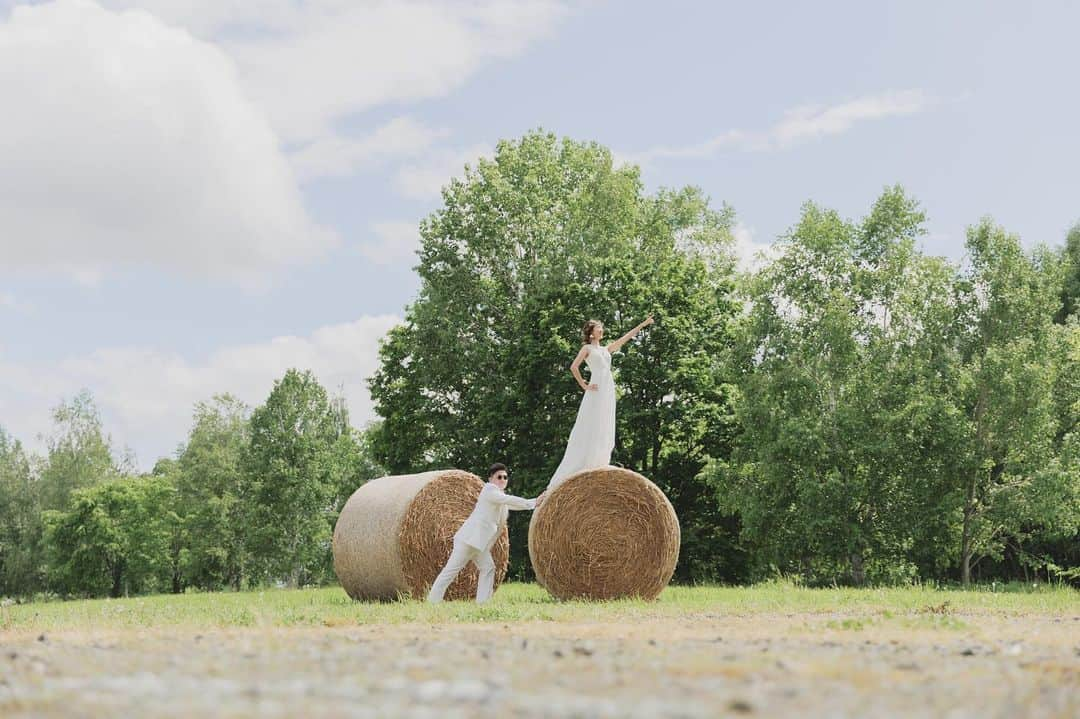 STUDIO SOLAのインスタグラム：「⁡ 【北海道の大自然で最高のフォトウェディング🌿】 ️ ファームズでのロケーションは北海道のならではです✨ 可愛い写真が残せますよ💕💕牧草ロールがとっても可愛い😍  毎年大好評の 北海道スタジオSOLAが 2023年は6月〜10月で期間限定OPEN☀️  8月9月での撮影絶賛受付中♫ ⁡ 詳しくは最寄りの店舗までお電話またはメールにて お気軽にお問い合わせ下さい✨ ⁡ ⁡ おかげさまでたくさんのお問い合わせ、 撮影のご予約をいただいております🙇‍♀️ お問い合わせはお早めに✨ ⁡ ⁡ デコルテ公式アカウント ▷▷ @decollte_weddingphoto ⁡ スタジオアクアSOLA ▷▷ @studiosola_hokkaido  ⁡ ⁡ #d_weddingphoto #デコルテフォト #スタジオソラ #美瑛前撮り　 #スタジオSOLA #北海道ウェディング　 #撮る結婚式 #ウェディング #ウェディングフォト #フォトウェディング #フォトスタジオ #花嫁 #プレ花嫁 #卒花嫁　 #関東花嫁 #リゾートウェディングフォト #花嫁準備 #前撮り #後撮り #結婚式 #結婚式準備  #ヘアメイク #洋装前撮り #和装前撮り #ドレス試着 #北海道前撮り  #ウェディングフェア #プレ花嫁さんと繋がりたい #全国のプレ花嫁さんと繋がりたい #日本中のプレ花嫁さんと繋がりたい」