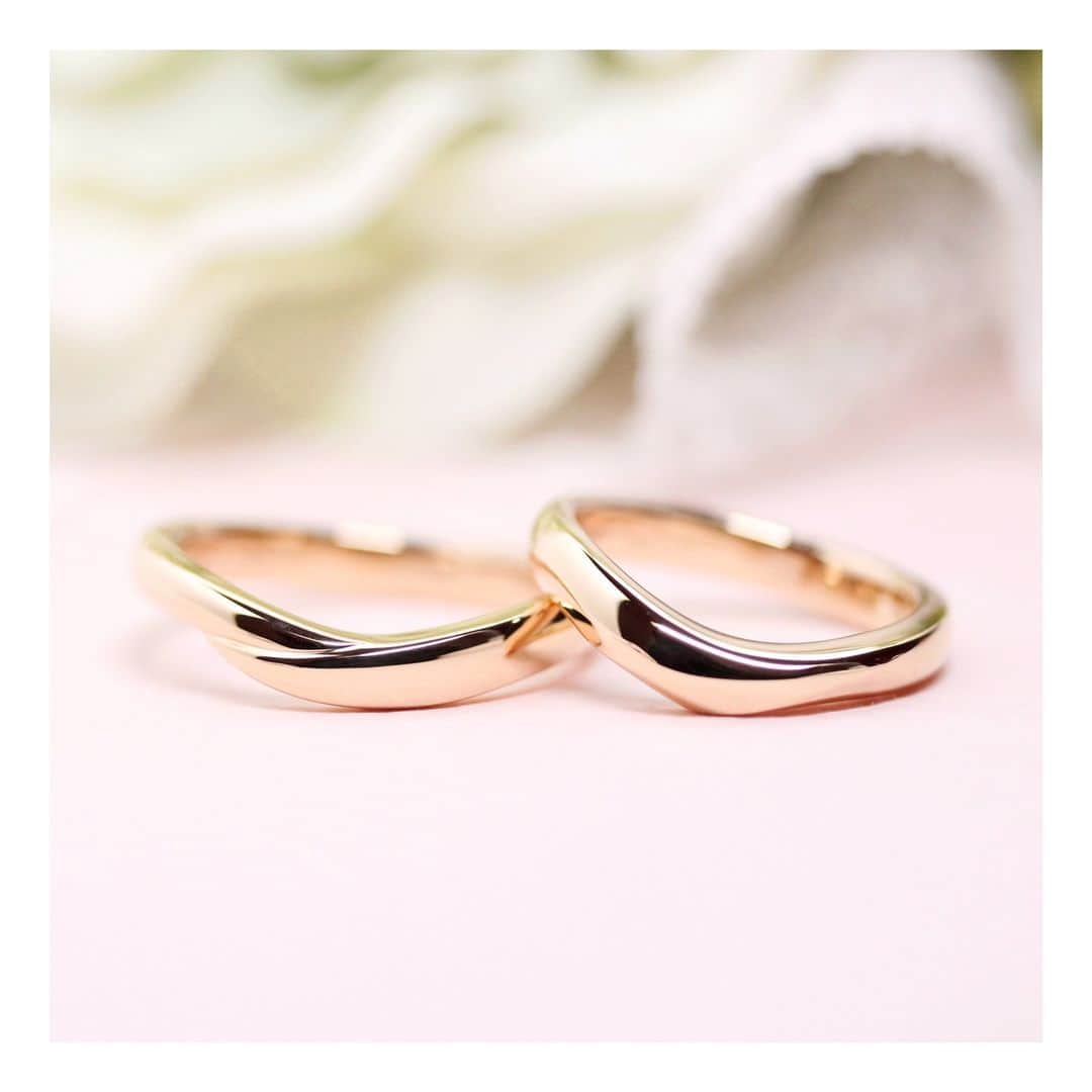 ith / イズ オーダメイド結婚指輪さんのインスタグラム写真 - (ith / イズ オーダメイド結婚指輪Instagram)「同じU字フォルムだけど 実は違うデザインのお二人の結婚指輪には、 お互いのお好みポイントが詰まっています。  男性の指輪は、なめらかな曲線と センターで重なるようなデザイン。  女性はUとVを組み合わせたような メリハリのあるシルエットを選ばれました。  地金をピンクゴールドで統一することで、 お揃い感がぐっと高まりました。  ▽ 指輪について 結婚指輪(男性)：レガート K18YG：137,000円〜  結婚指輪(女性)：グラーヴェ K18YG：要お見積もり  お問い合わせコード：22784  *********************************** ⧉ ith 公式WEB  @ith_marriage アカウントTOPへ 　 ☞ プロフィールURLをタップ  ⧉ 公式ハッシュタグ   ☞ #イズマリッジ   ⧉ 暮らしに寄り添うジュエリー  ith online store ☞  @ith_jewelry   ***********************************  #結婚指輪 #マリッジリング  #福岡花嫁 #福岡天神 #ピンクゴールド #カスタマイズ #オーダーメイド #オーダーメイドリング #手仕事 #結婚指輪オーダー #アトリエ #ゴールドリング  #ダイヤモンド #結婚指輪探し #結婚指輪選び #指輪選び #指輪探し #結婚準備 #婚約 #プロポーズ #プレ花嫁  #花嫁準備 #2023秋婚 #2023冬婚  #2024春婚 #2024夏婚 #職人」6月23日 11時50分 - ith_marriage