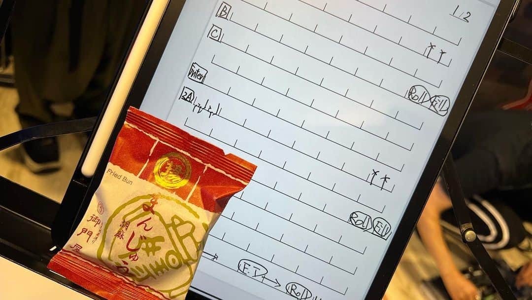 靖乃のインスタグラム：「昨日、リハの合間にKaya姫のマネージャーさんが差し入れを下さいました🎵 ありがたや🙏🏼 本日、東高円寺 二万電圧にて我々は楽しい一日を過ごしておりますので是非皆様も遊びにいらして下さいまし  #靖乃 #ハイダンシークドロシー #淡路島 #ピン毛 @Kaya_rose」