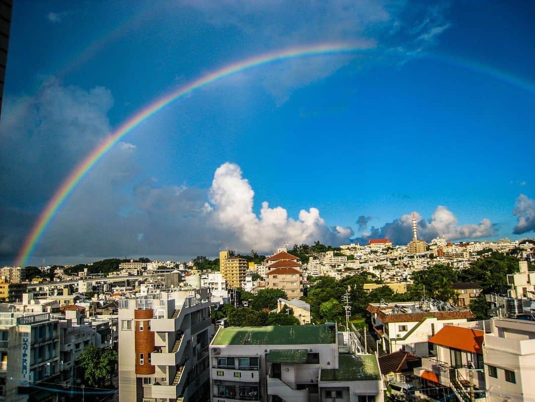 武田真一さんのインスタグラム写真 - (武田真一Instagram)「沖縄に住んでいた時、よく空の写真を撮っていました。青色の濃さと雲の表情に心奪われ、しばらく見とれることもありました。 その美しさは、悲しみを呼び起こす切なさもはらんでいます。 78年前のこの時期も、梅雨明けの青空が広がっていたことでしょう。 屍と焼け野を踏み越え、灼熱の太陽に目を眩ませながら命を繋いだ人々の姿が目に浮かびます。 戦争のなくならないこの世界で、祈り願い続けることは無力ではないと思いたいです。」6月23日 11時59分 - raspberrydrops