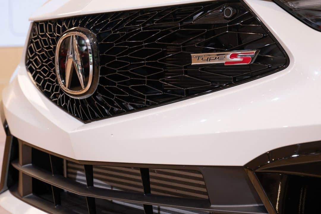Honda 本田技研工業(株)さんのインスタグラム写真 - (Honda 本田技研工業(株)Instagram)「／ 青山に #Integra が来た！！ ＼  2023 北米カー・オブ・ザ・イヤーを受賞を記念して、#Acura『Integra』と『Integra Type S』を、#Hondaウエルカムプラザ青山 で展示中🚗  栄誉ある賞を受賞したそのデザインや感性に、ぜひ触れてみてください📸  ※館内混雑時は、乗り込み体験の整理券配布を行う場合がありますので、予めご了承ください。  展示期間：7/3まで  #インテグラ #IntegraTypeS #TypeS  #Honda #ホンダ #CarOfTheYear」6月23日 12時00分 - hondajp
