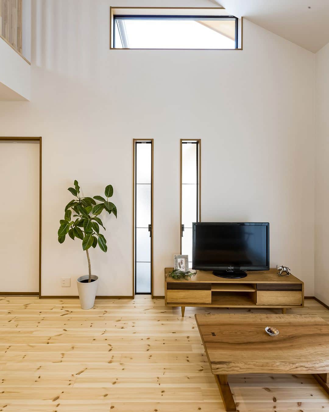 OKOCHI STYLE(香川県) さんのインスタグラム写真 - (OKOCHI STYLE(香川県) Instagram)「吹き抜けの空間で圧迫感のないリビング  ーーーーーーーーー  香川県で木の家を建てる大河内工務店。 HPでは、施工事例を多数ご紹介しています。 家づくりをお考えの方は【フォトギャラリー】をご覧ください。  ーーーーーーーーー プロフィールからHPへ→ @okochi.komuten ーーーーーーーーー  街角リゾート木きん堂倶楽部のインスタもご覧ください(カフェ&ギャラリー情報)🌟  ーーーーーーーーー @mokkindo.cafe ーーーーーーーーー  #新築 #新築一戸建て #マイホーム #マイホーム計画 #インテリア #注文住宅 #かわいい家 #おしゃれな家 #かっこいい家 #家づくり #工務店だからつくれる家  #暮らしを楽しむ #大河内工務店 #自由設計 #木の家 #木の家づくり #自然素材の家 #香川イベント #香川の家 #香川県工務店 #吹き抜け」6月23日 12時00分 - okochi.komuten