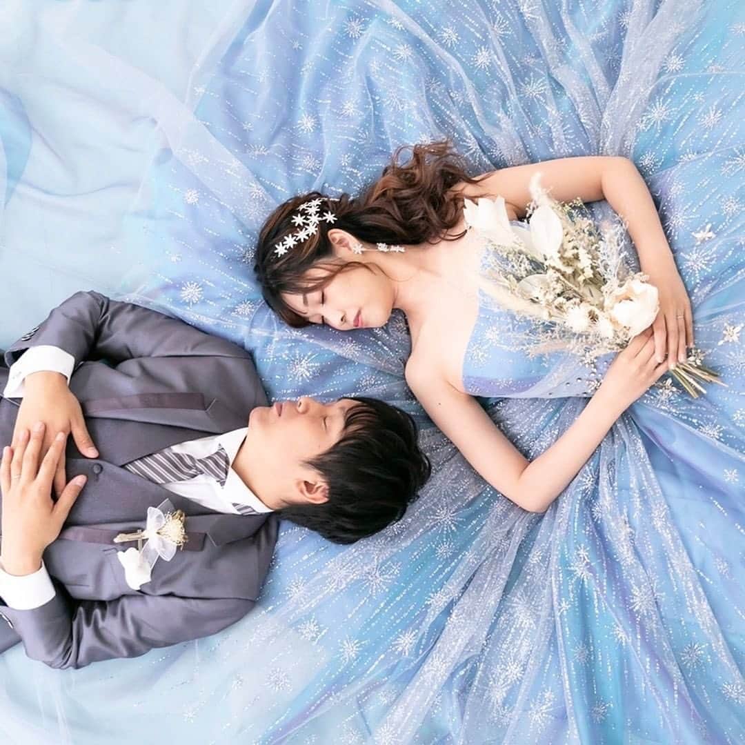 のインスタグラム：「アルカン花嫁様の キュートなウエディングフォト📸  おふたりらしさが溢れた 可愛すぎるショット✨  ぜひスワイプしてご覧ください🕊  photo by 1.3枚目 @arcenciel.luxenagoya  2.5枚目 @arcenciel.luxeosaka 4.6枚目 @arcenciel.minamiaoyama  お写真をご紹介させていただき ありがとうございました🕊       ......................................  「 #感謝を式のまんなかに。」  式を通じて、今いちばん伝えたいもの。 それはきっと、言葉だけじゃ足りない 「ありがとう」の気持ちで最高のおもてなしを…。  大切なゲストと一緒に作り上げる結婚式 専任のプロデューサーがおふたりの想いを形にします。  ◾️各会場アクセス抜群の好立地 ◾️おふたりやご家族らしさを大切にしたお料理が定評 ◾️いつもおふたりに寄り添うプロデューサー ◾️理想の演出でゲストにサプライズ  お問い合わせはプロフィールURLより💌 @arcenciel.wedding  お写真を紹介してもOKという方は #アルカン花嫁 をつけて投稿してください♡  素敵な投稿をお待ちしております＊*  ......................................  #アルカンシエル #結婚式 #結婚式場 #ゲストハウス #結婚式準備  #披露宴 #ウエディング #ウェディング #プレ花嫁 #プレ花嫁さんと繋がりたい #ウェディングフォト #前撮り #撮影指示書 #前撮りポーズ #後撮り #アルカンシエルluxemariage大阪 #アルカンシエルluxemariage名古屋 #アルカンシエル南青山」