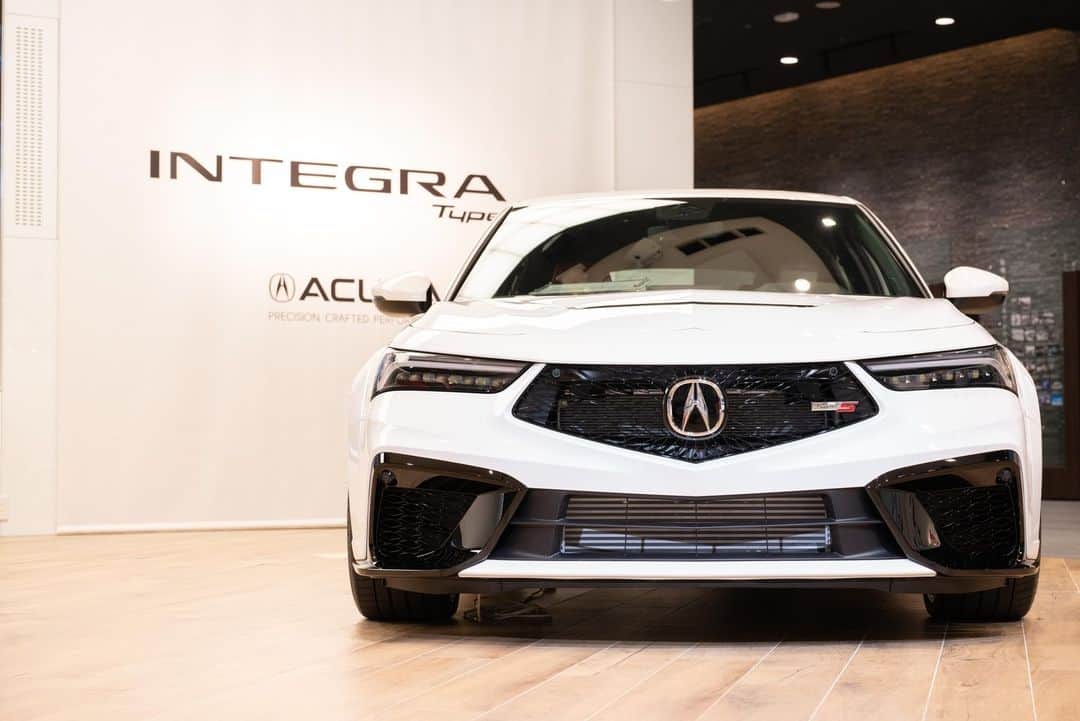 Honda 本田技研工業(株)のインスタグラム：「／ 青山に #Integra が来た！！ ＼  2023 北米カー・オブ・ザ・イヤーを受賞を記念して、#Acura『Integra』と『Integra Type S』を、#Hondaウエルカムプラザ青山 で展示中🚗  栄誉ある賞を受賞したそのデザインや感性に、ぜひ触れてみてください📸  ※館内混雑時は、乗り込み体験の整理券配布を行う場合がありますので、予めご了承ください。  展示期間：7/3まで  #インテグラ #IntegraTypeS #TypeS  #Honda #ホンダ #CarOfTheYear」