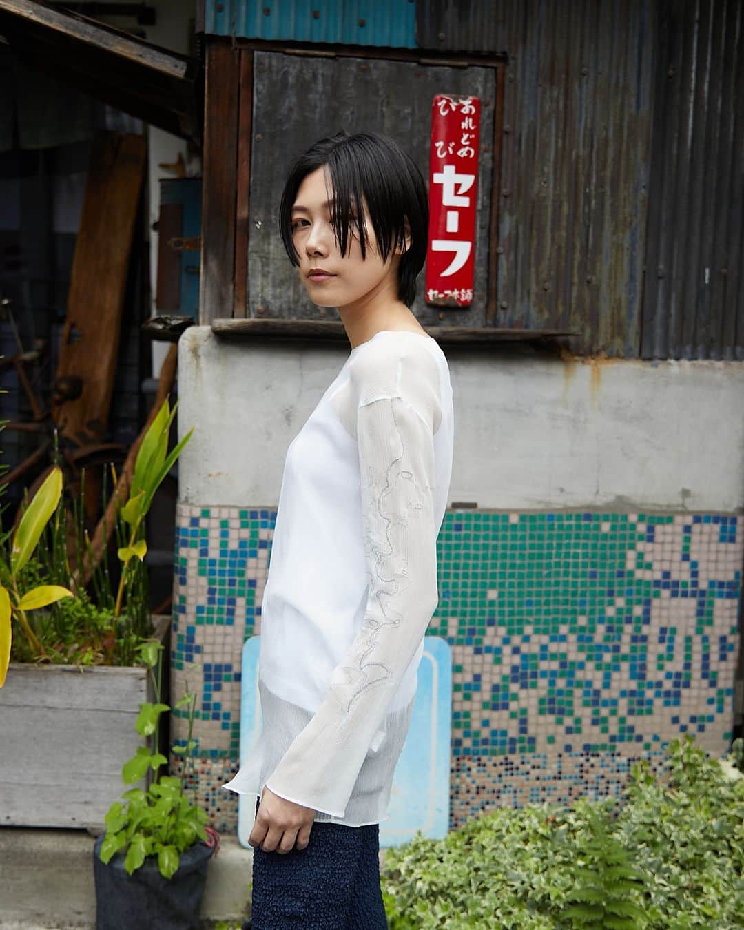 ハリウッドランチマーケットのインスタグラム：「. BLUE BLUE JAPAN  2023Spring&Summer Style Sample vol.2  BLUE BLUE JAPANの2023年春夏コレクションのSTYLE SAMPLEのご紹介いたします。 おすすめのコーディネートと合わせて是非ご覧ください。  STYLE #２  TOPS ミナモシシュウ シルクヨウリュウ プルシャツ ウイメンズ – ¥22,000 (tax.incl)  BOTTOMS キュプラシャーリングチェック フレアパンツ ウイメンズ – ¥25,300 (tax.incl)  SHOES イグサデニム雪駄 前つぼデニム – ¥5,720 (tax.incl)  BAG AL 2126BG-19 チャヅツ バッグ – ¥24,200 (tax.incl)  (Dear international customers) We offer international shipments. Please visit SEILIN ONLINE SHOP to make purchases.  @seilin_online_shop   #ブルーブルージャパン #BLUEBLUEJAPAN #オクラ #OKURA #聖林公司 #SEILIN  #INDIGO #MADEINJAPAN  ※商品に関するご質問などございましたらお気軽にお問合せください。」